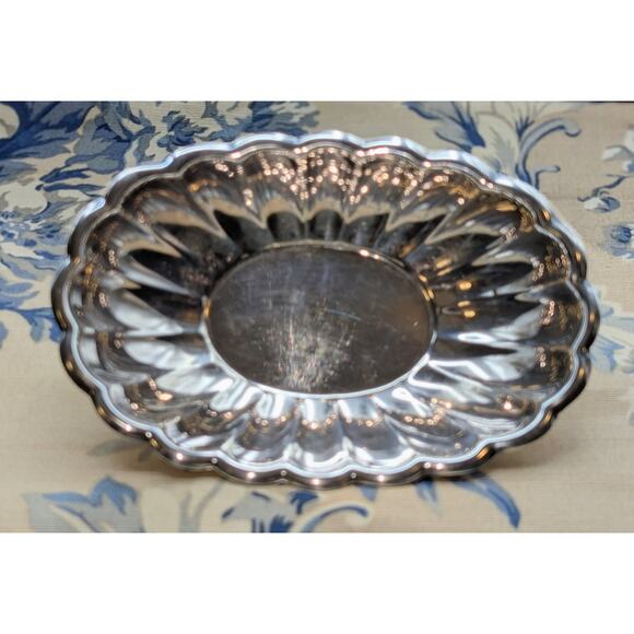 Reed and Barton Vintage Scalloped Holiday Silver Plate Serving Dish - Picture 1 of 10